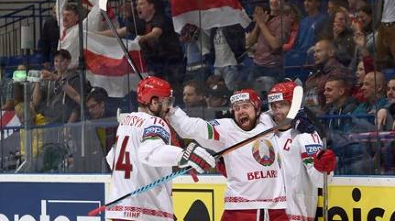 Sergejs Kosticins (pa kreisi) svin panākumu
Foto: Richard Wolowicz / iihfworlds2015.com