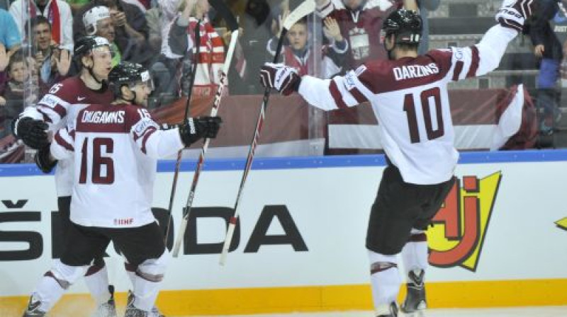 Latvijas lielākais spēks uzbrukumā - Andris Džeriņš, Kaspars Daugaviņš un Lauris Dārziņš
Foto: Romāns Kokšarovs, Sporta Avīze, f64