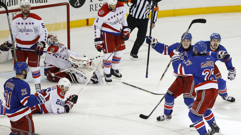Ņujorkas "Rangers" kapteinis Raiens Makdona tikko guvis uzvaras vārtus spēles papildlaika 10. minūtē. 
Foto: AP/Scanpix