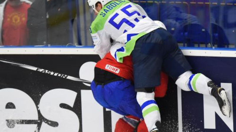 Roberts Saboličs ietriecas Danielā Sorvikā
Foto: AFP/Scanpix