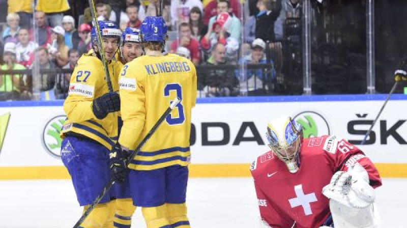 Eliass Lindholms kopā ar komandas biedriem atzīmē pirmo vārtu guvumu
Foto: AFP/Scanpix