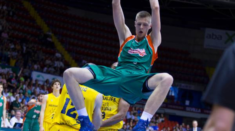 Kristaps Porziņģis danko Spānijā 
Foto: baloncestosevilla.com