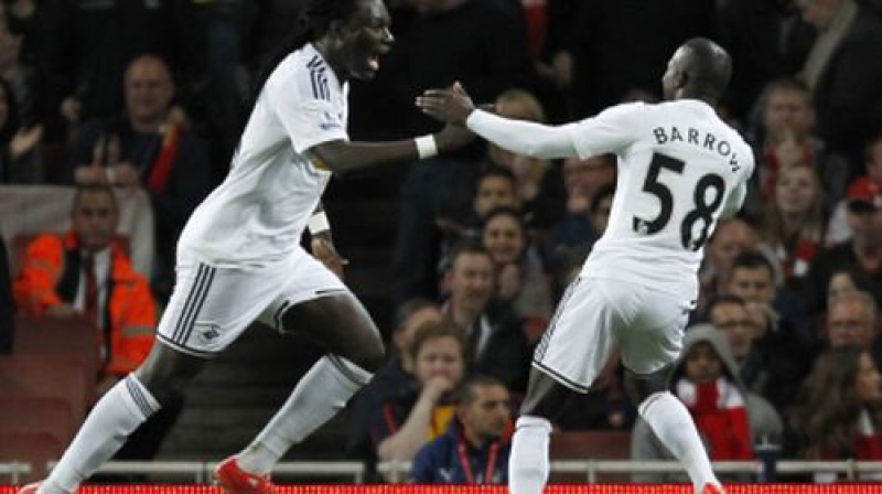 Bafetimbi Gomiss un Modu Berouzs pēc vārtu guvuma
Foto: AFP/Scanpix