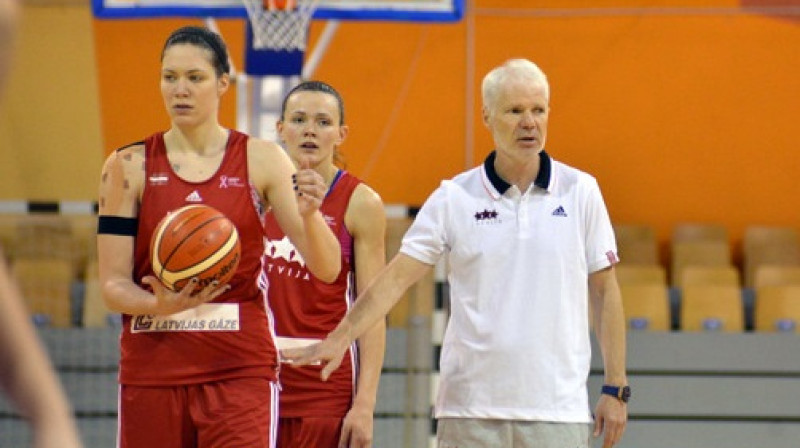 Galvenais treneris Ainars Zvirgzdiņš, Anete Šteinberga un Zenta Meļņika: pirmās atziņas ceļā uz Eiropas čempionāta finālturnīru.
Foto: Juris Bērziņš-Soms, Sporto.lv