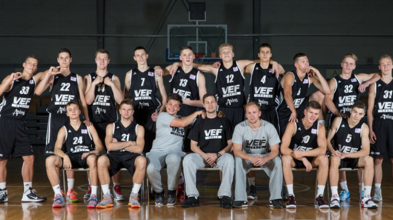 VEF skolas vecākās grupas audzēkņi un treneri
Foto: VEF skola