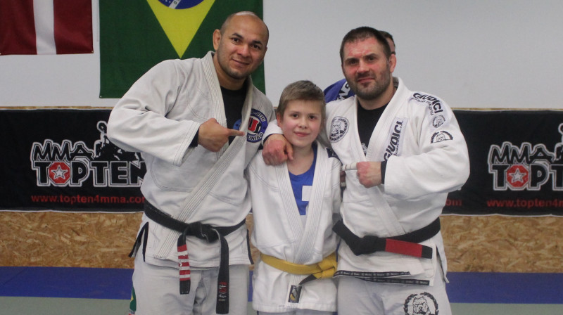 Irans Maskarenjas (no kreisās) kopā ar Alanu Čerņavski un Vladislavu Čerņavski (no labās)
Foto: mixfight.lv