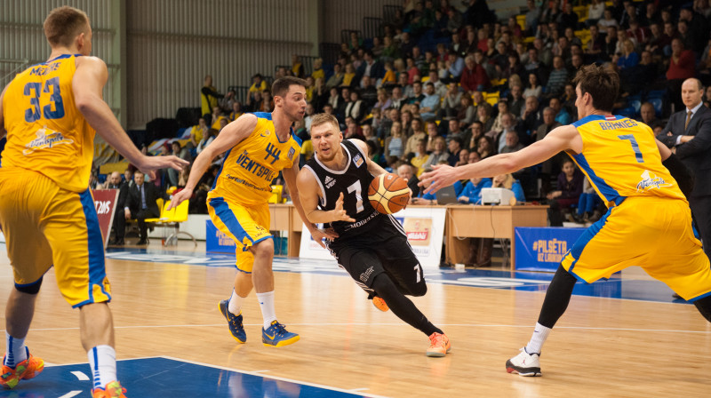 Ingus Jakovičs "Ventspils" aizsardzības ielenkumā 
Foto: Vladislavs Proškins, f64