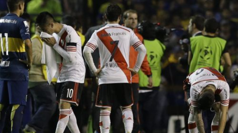 "River Plate" futbolisti cenšas iztīrīt acis
Foto: AP/Scanpix
