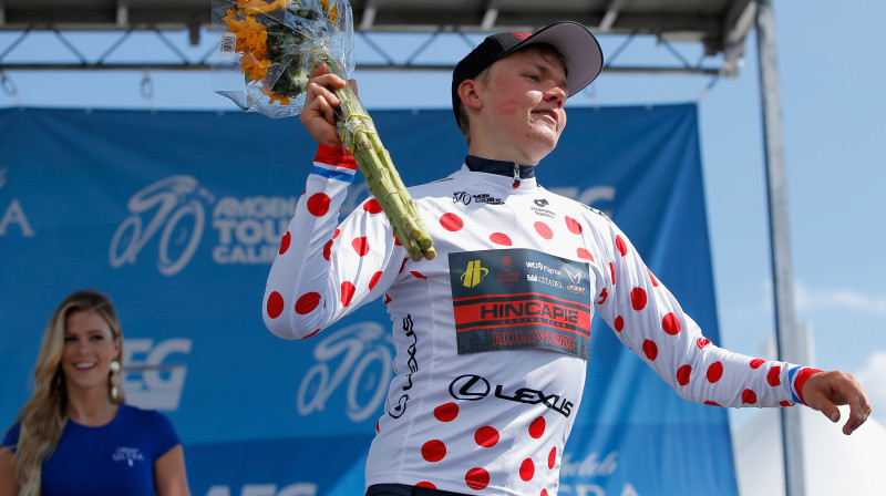 Tomu Skujiņu sestdien peletonā varēs atpazīt pēc sarkani punktotā krekliņa 
Foto: AFP