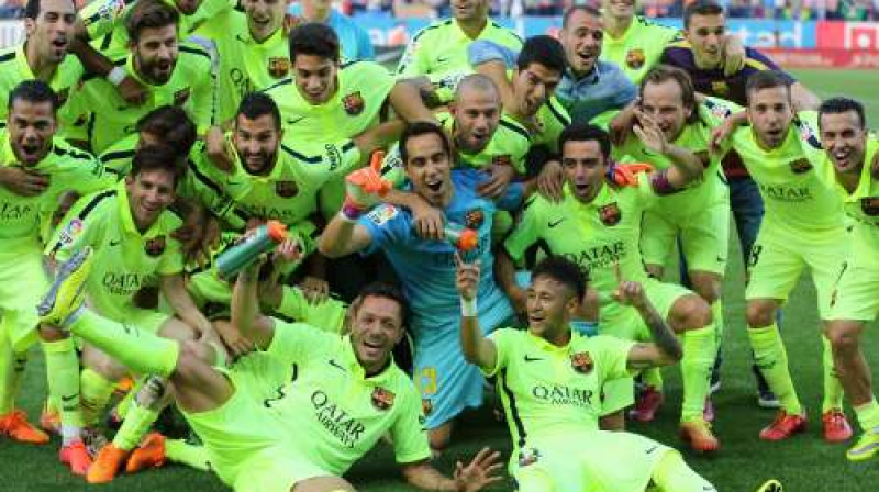 "Barcelona" pēc titula izcīnīšanas
Foto: AFP/Scanpix