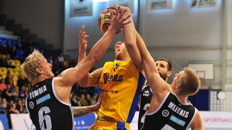 Azartiskas cīņas pirmajā mačā netrūka
Foto: bkventspils.lv