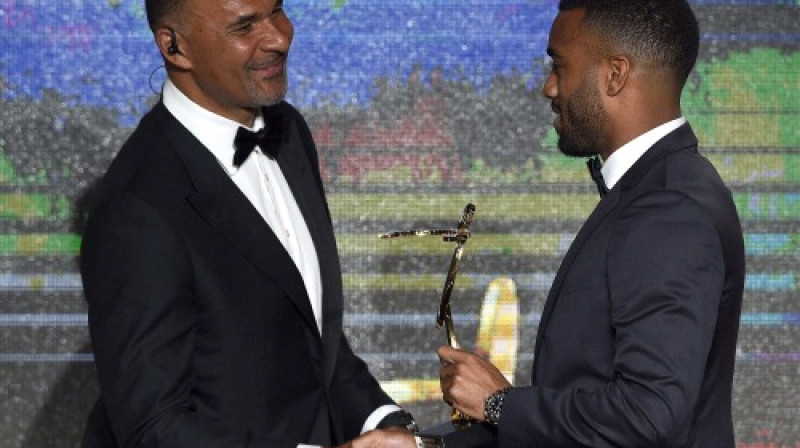 Aleksandrs Lakazets saņem balvu no Rūda Gulita
Foto: AFP/Scanpix