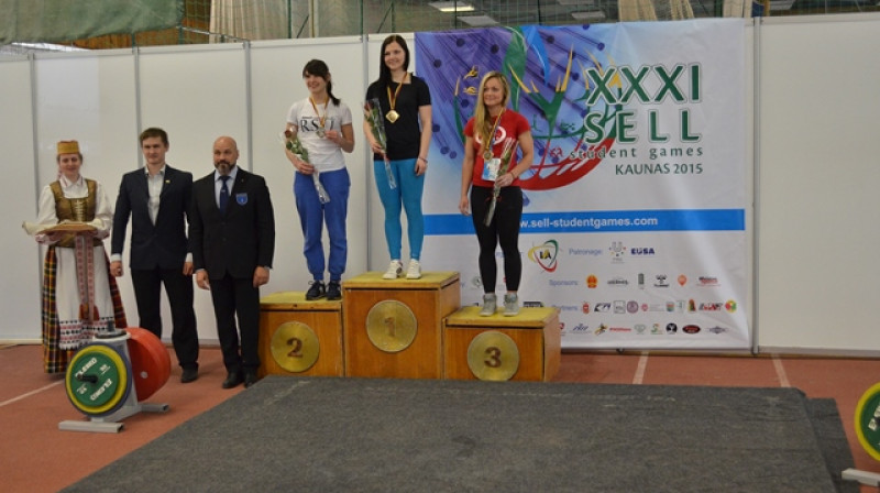 Attēlā: Latviešu medaļnieces svara kategorijā virs 63 kg. 1.vieta Sintija Pastare, 2.vieta Natālija Kurušina, 3.vieta Anete Blaua.