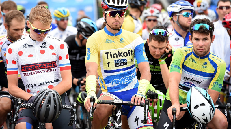 Toms Skujiņš (no kreisās) ar Peteru Seganu un Marku Kavendišu
Foto: AFP/Scanpix