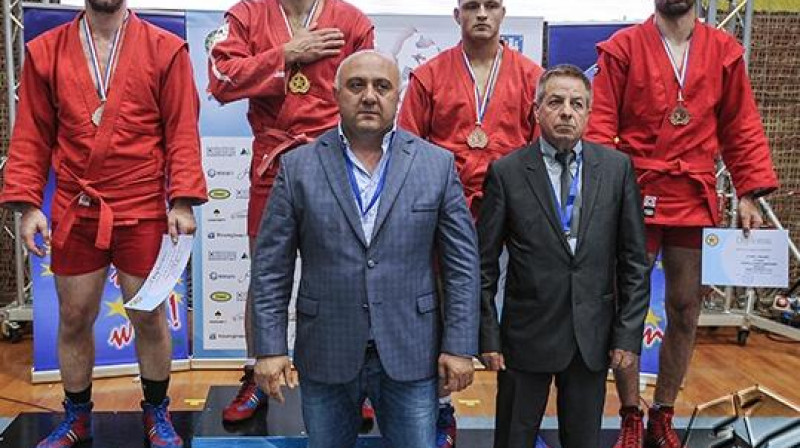 Viktors Reško uz pjedestāla (trešais no kreisās) 
Foto: sambo.lv