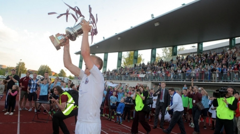 Vai Gints Freimanis un FK ''Jelgava'' virs galvas trofeju cels arī šogad?
Foto: Ivars Veiliņš, JelgavasVēstnesis