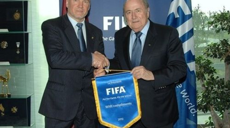 Guntis Indriksons un Zeps Blaters 2012. gadā Cīrihē
Foto: Fifa.com