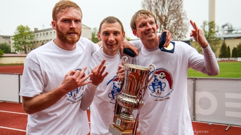 Gubins (pa vidu) ir ne tikai Latvijas čempions "Spartaka" rindās, bet arī trīskārtējs Latvijas kausa ieguvējs ar "Jelgavu"
Foto: Raitis Supe, Jelgavas Vēstnesis