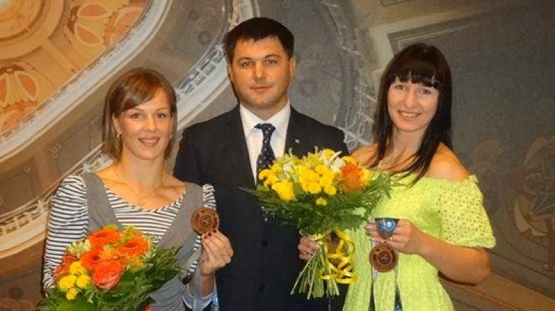 Laura Skujiņa, prezidents Dzintars Urbančiks, Anastasija Grigorjeva 
Foto: Latvijas Cīņas federācija