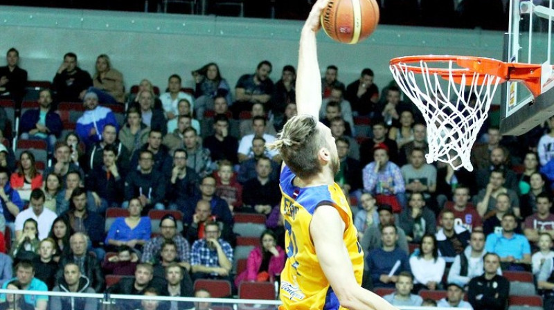 Žanis Peiners triec bumbu grozā no augšas
Foto: Ģirts Staris, bkventspils.lv