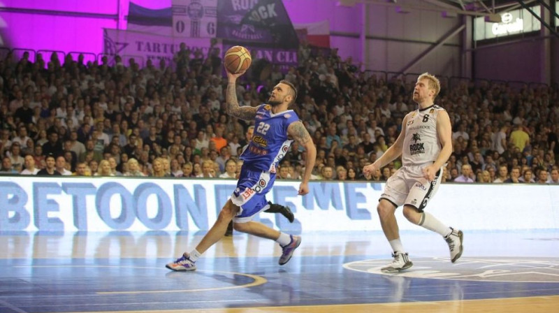 Armands Šķēle noslēdz ātro uzbrukumu 
Foto: delfi.ee