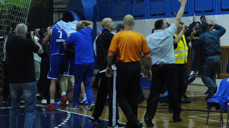 "Budučnost" komanda pamet laukumu, slēpjoties no līdzjutēju mestajiem priekšmetiem 
Foto: kkbuducnost.me