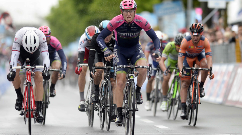 Saša Modolo (centrā) pēc uzvaras 13. posmā 
Foto: LaPresse/Scanpix