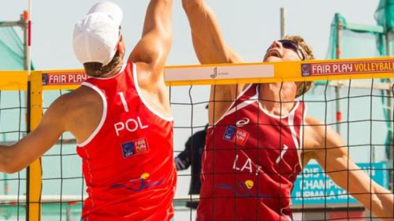 Aleksandrs Solovejs (pa labi) cīņā ar Polijas volejbolistu
Foto: Cev.lu