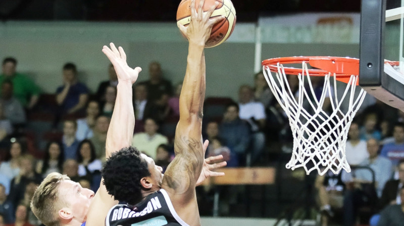 Džeralds Robinsons traucas garām Artjomam Butjankovam
Foto: Ģirts Gertsons