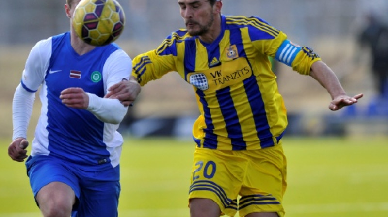 Ģirts Karlsons (pa labi)
Foto: Romāns Kokšarovs/F64