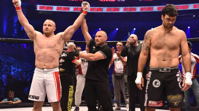Mariušs Pudzinovskis (no kreisās) uzvarā pār Rolsu Greisiju
Foto: mmaweekly.com