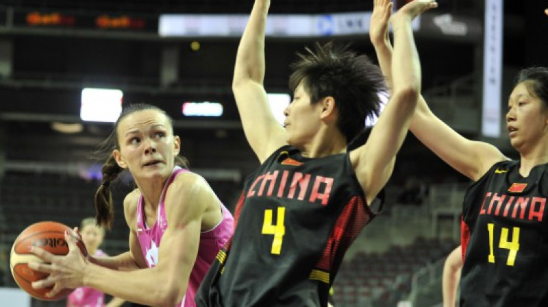 Anete Šteinberga un Latvijas valstsvienība: vēl viena pārbaude pret Ķīnas izlasi.
Foto: basket.lv
