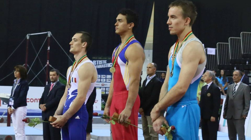 Dmitrijs Trefilovs (pa labi) 
Foto: fgp-ginastica.pt