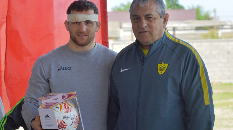 Armands Zvirbulis saņem "Anzhi" futbola bumbu
Foto: wrestdag.ru