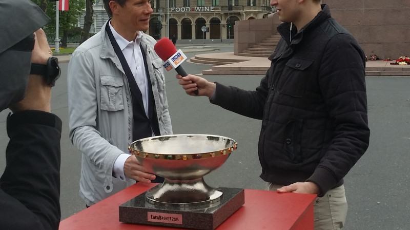 Eiropas basketbola čempionu kausa turnejas atklāšana pie Brīvības pieminekļa. Pēc 100 dienām te skatīsimies Latvijas valstsvienības spēles.
Foto: basket.lv