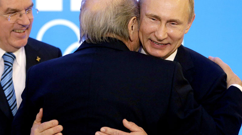 Vladimirs Putins apskauj Zepu Blateru
Foto: AP/Scanpix