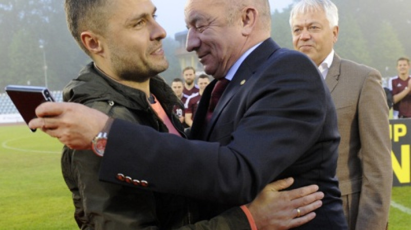 FK "Liepāja" prezidents Māris Verpakovskis un LFF ģenerālsekretārs Jānis Mežeckis
Foto: Romāns Kokšarovs/F64