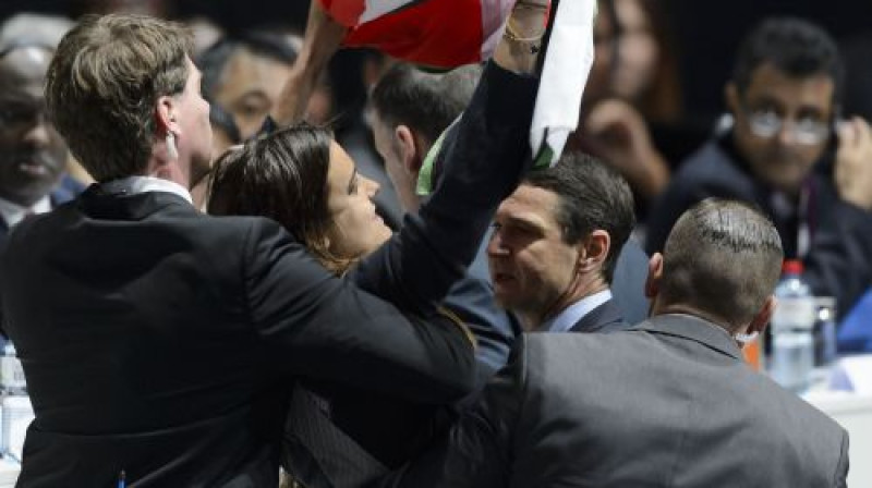 Apsargi aiztur protestētāju
Foto: AFP/Scanpix