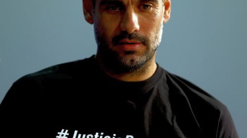 Žuzeps Gvardiola un krekls, kura dēļ viņš saņēma UEFA brīdinājumu
Foto: AP/Scanpix