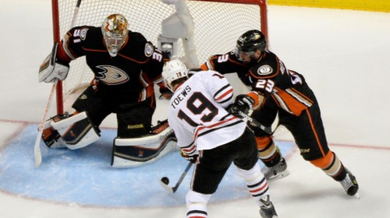 Džonatans Teivzs pie Anaheimas "Ducks" vārtiem
Foto: AFP/Scanpix