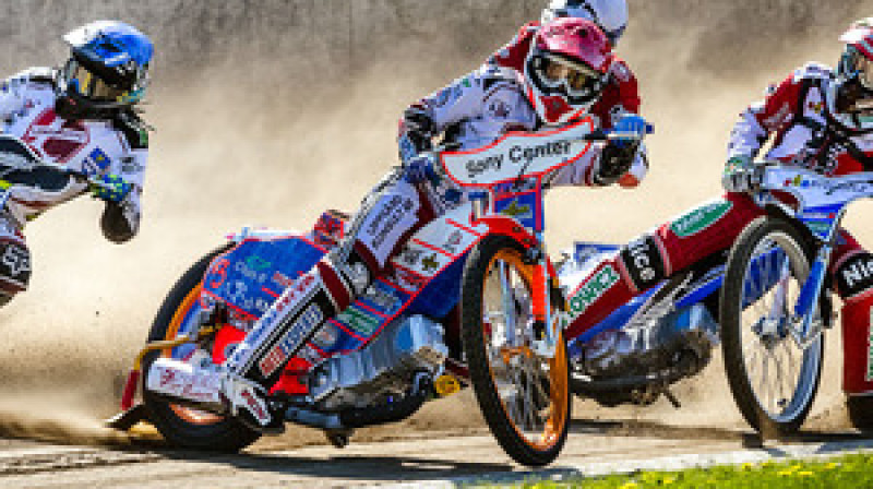 Maksims Bogdanovs (priekšgalā sarkanā ķiverē)