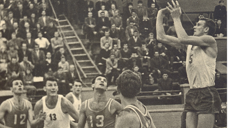 Oļģerts Jurgensons uzbrukumā.
Foto: no grāmatas "Vefiņš: piecdesmit gadu piecdesmit stāstos" (Latvijas Sporta muzeja krājums)