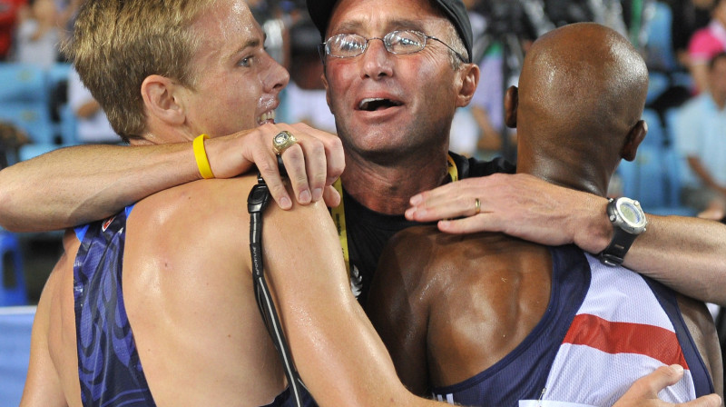 Alberto Salazars kopā ar vieglatlētiem Bernardu Lagatu un Galenu Rapu
Foto: AFP/Scanpix