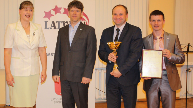 LSPA rektors Jānis Žīdens ar sieviešu kausu 
Foto: Sandra Škutāne, studentusports.lv