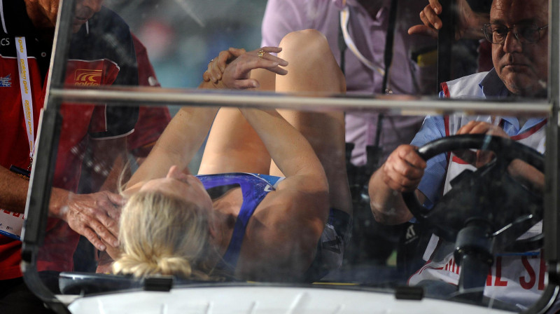 Sallija Pērsone tiek vesta uz slimnīcu 
Foto: AP / Scanpix