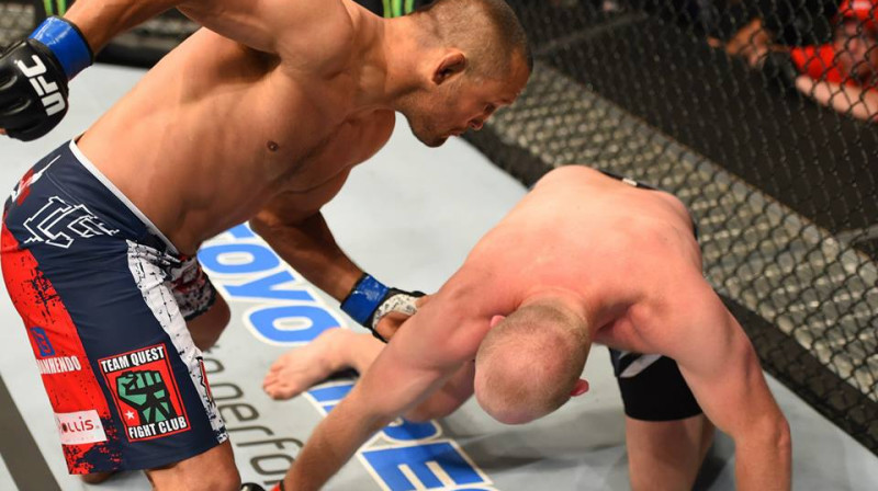 Dens Hendersons cīņā ar Timu Botču
Foto: ufc.com