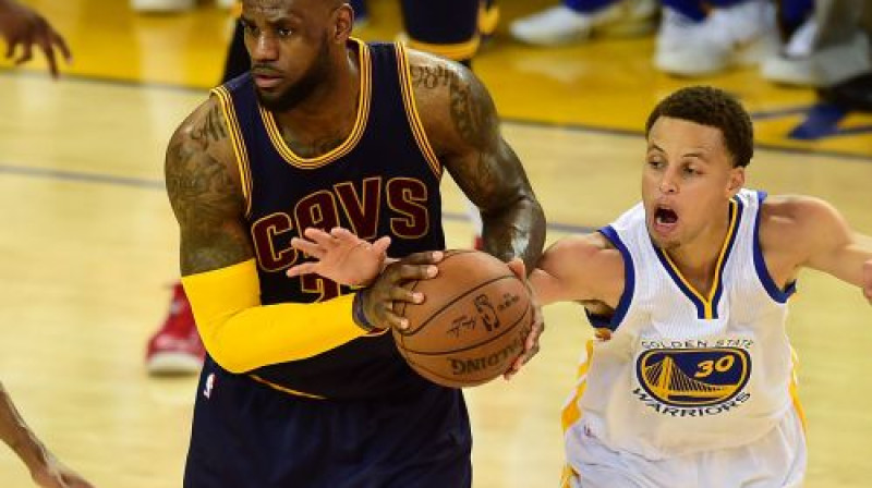 Lebronam Džeimsam bumbu atņem Stefens Karijs
Foto: AFP/Scanpix