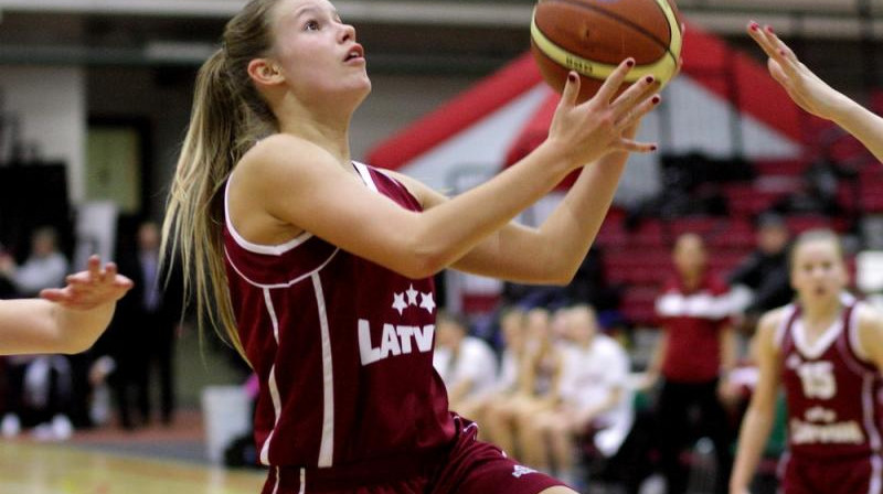 Marta Bergmane un Latvijas U20 izlase: pirmās pārbaudes spēles ar Igaunijas valstsvienību.
Foto: FIBAEurope.com