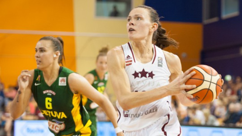 Anete Šteinberga un Latvijas sieviešu valstsvienība: priekšā jauns duelis ar Lietuvas izlasi.
Foto: Vladislavs Proškins, F64