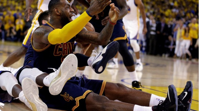 Lebrons Džeimss pēc nefiksēta noteikumu pārkāpuma
Foto: AP/Scanpix